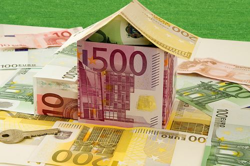 Foto: Häuschen aus Geldscheinen